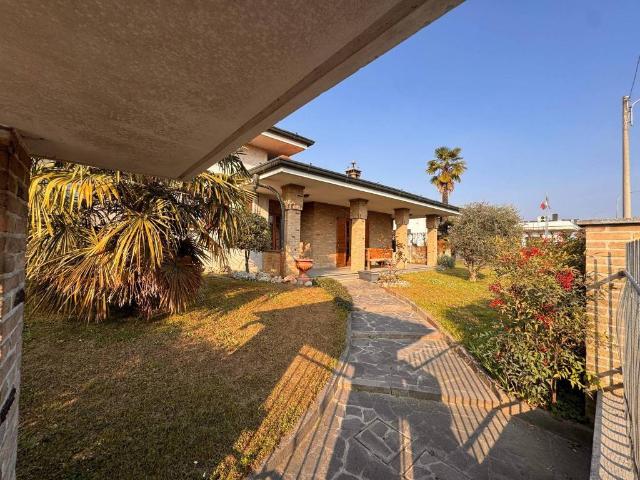 Villa in vendita a Cabiate CO