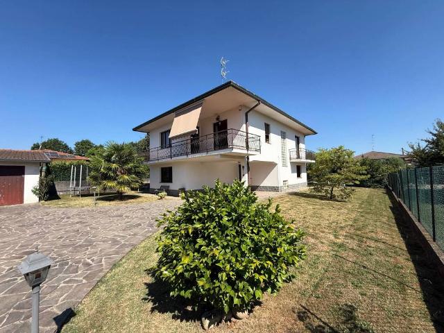 Villa in vendita a Cadorago CO