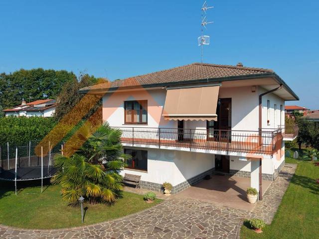 Villa in vendita a Cadorago CO