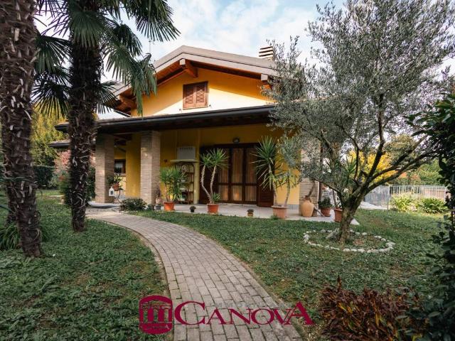 Villa in vendita a Cadorago CO