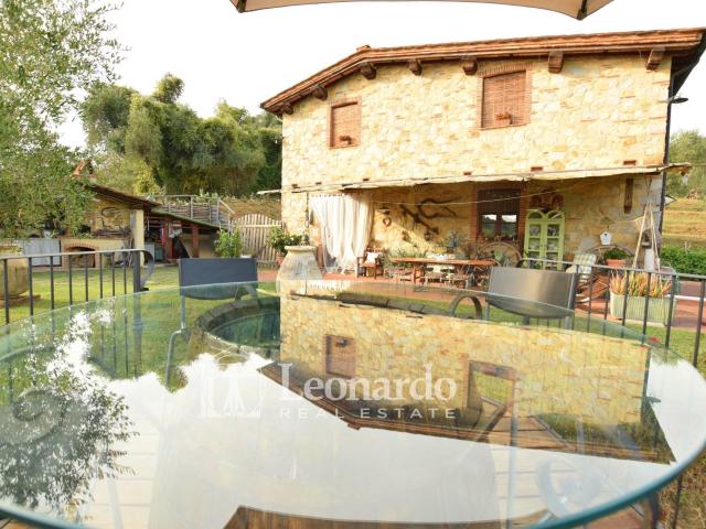 Villa in vendita a Camaiore, Collina