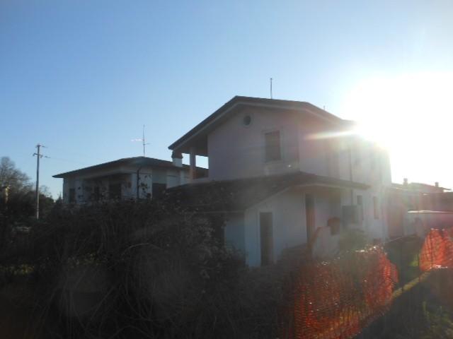 VILLA in VENDITA a CAMAIORE Capezzano Pianore di 6 vani