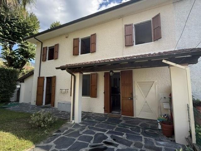 VILLA in VENDITA a CAMAIORE Centro di 7 vani