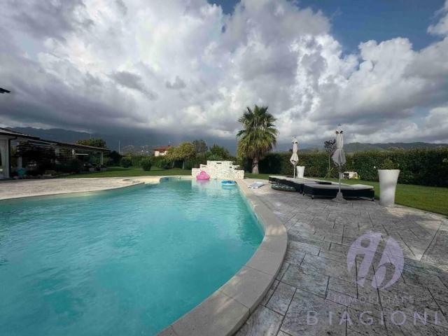 Villa in vendita a Camaiore LU