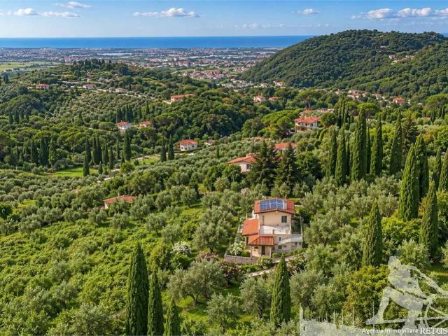 Villa in vendita a Camaiore LU