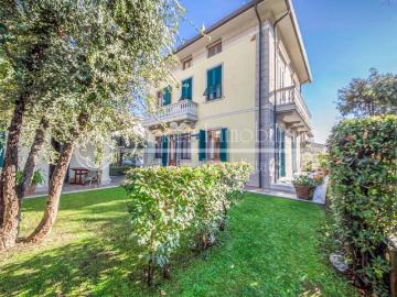 Villa in vendita a Camaiore LU