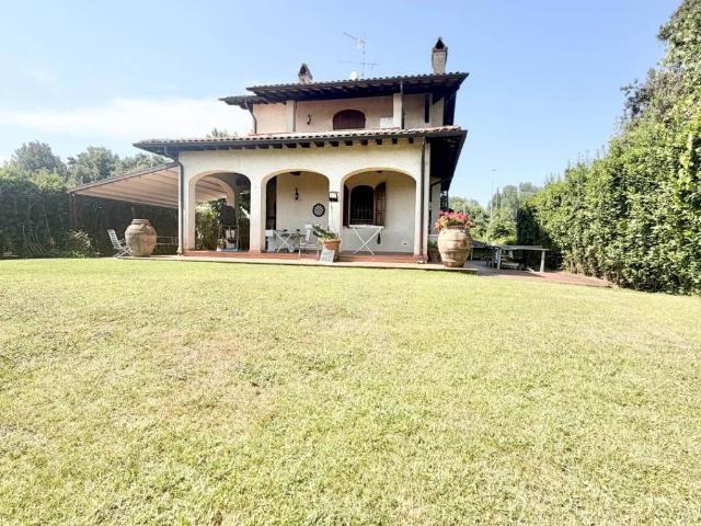 Villa in vendita a Camaiore LU