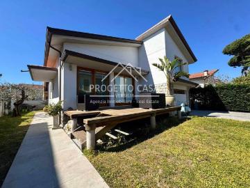 Villa in vendita a Camaiore LU