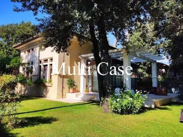 Villa in vendita a Camaiore LU