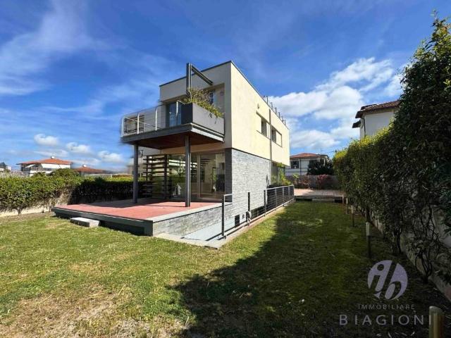 Villa in vendita a Camaiore LU