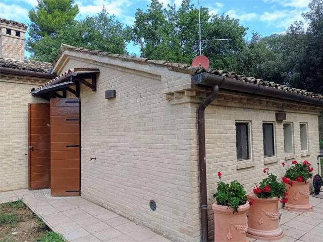 Villa in vendita a Camerano AN