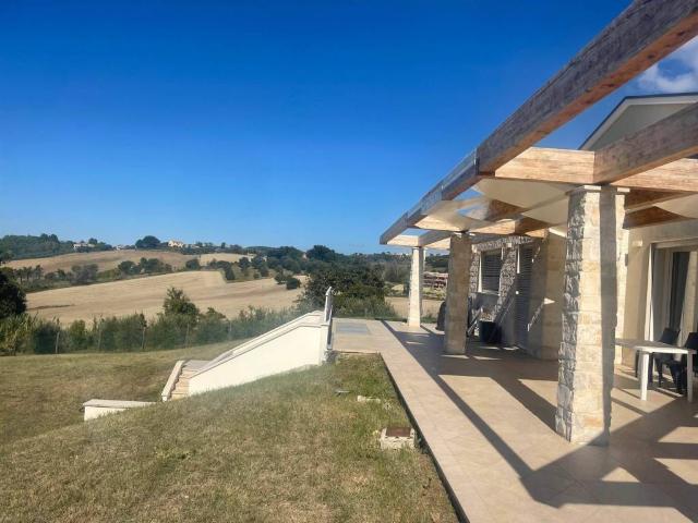 Villa in vendita a Camerano AN