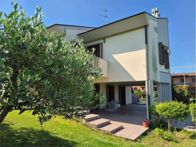 Villa in vendita a Camerata Picena AN