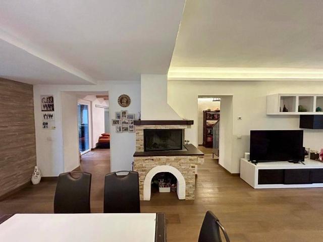 Villa in vendita a Camerata Picena AN