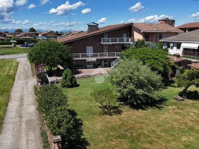 Villa in vendita a Cameri NO