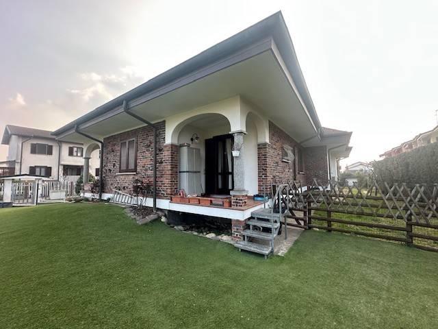 Villa in vendita a Cameri NO