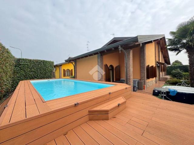 Villa in vendita a Cameri NO