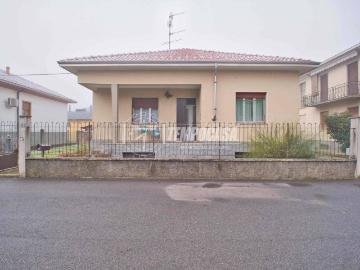 Villa in vendita a Cameri NO