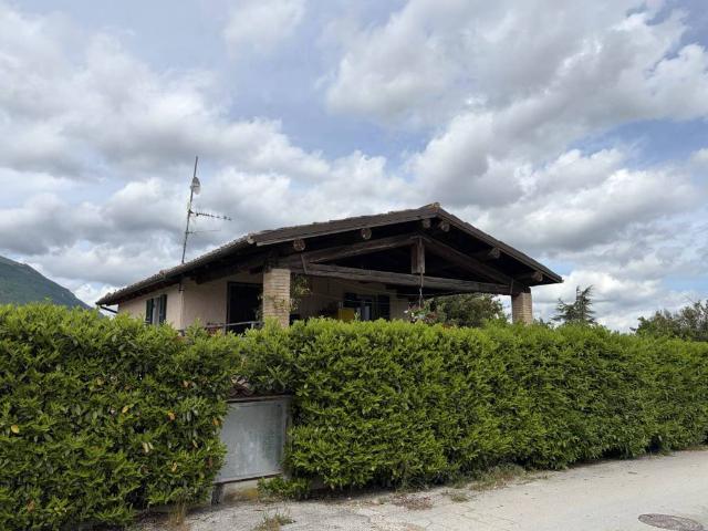 Villa in vendita a Camerino MC
