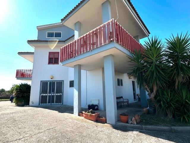 Villa in vendita a Cancello ed Arnone CE