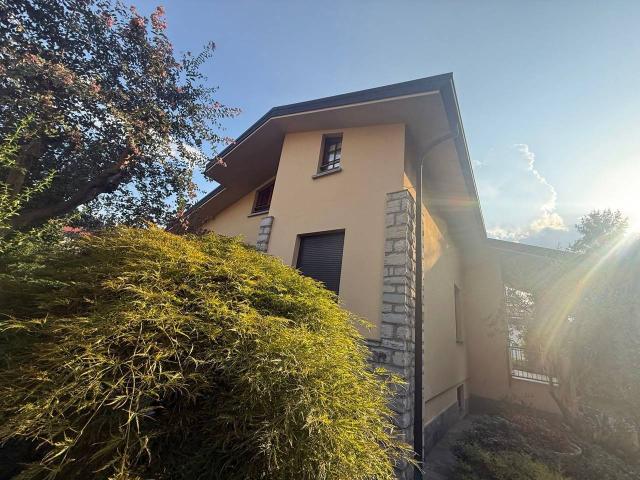 Villa in vendita a Canzo