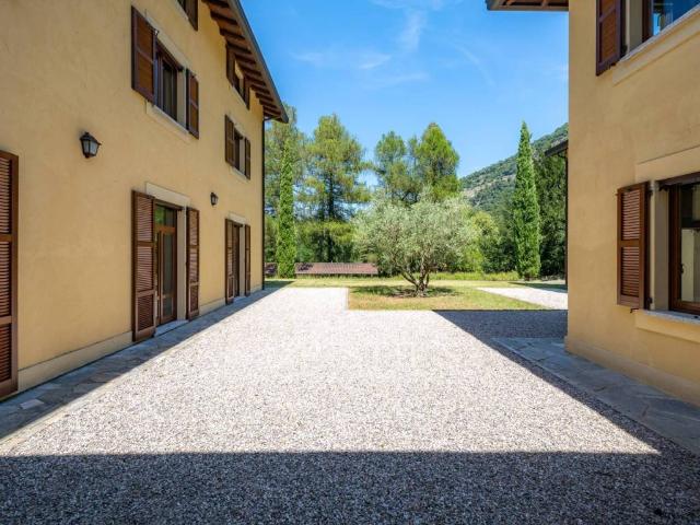 Villa in vendita a Canzo CO