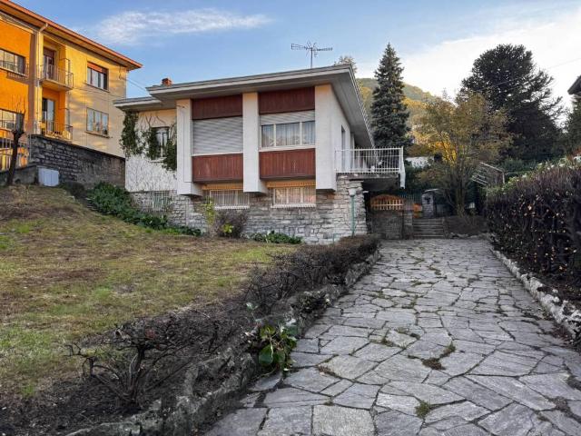 Villa in vendita a Canzo CO