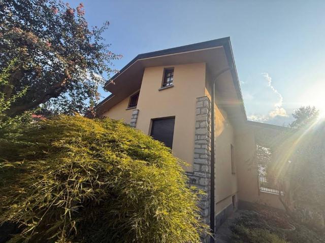 Villa in vendita a Canzo CO