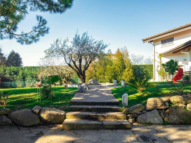 Villa in vendita a Capiago Intimiano CO