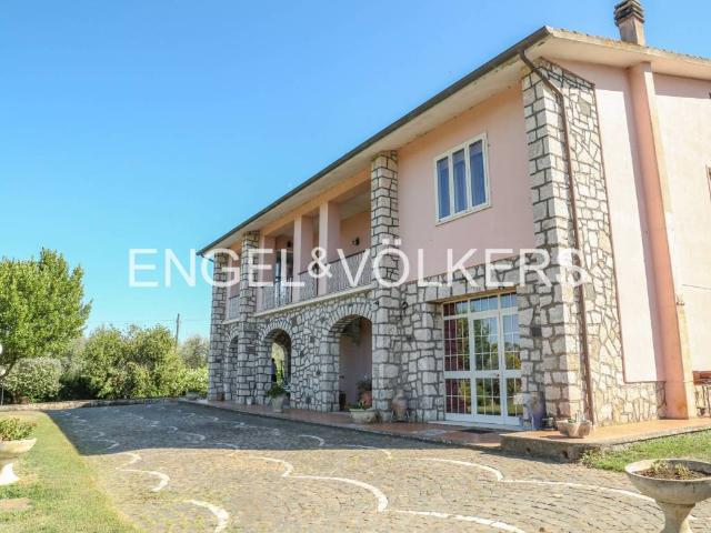 Villa in vendita a Capodimonte VT