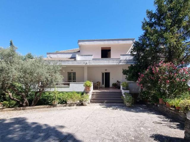 Villa in vendita a Cappelle sul Tavo PE
