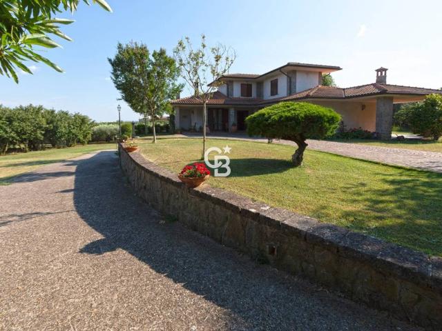 Villa in vendita a Caprarola VT
