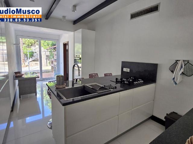 VILLA in VENDITA a CAPRI di 11 vani