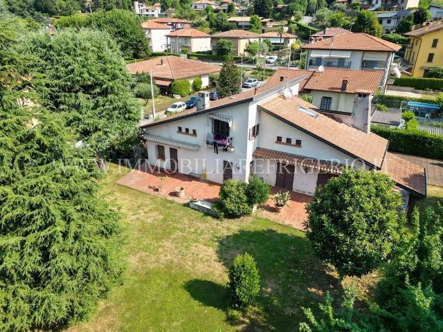 Villa in vendita a Caprino Bergamasco BG
