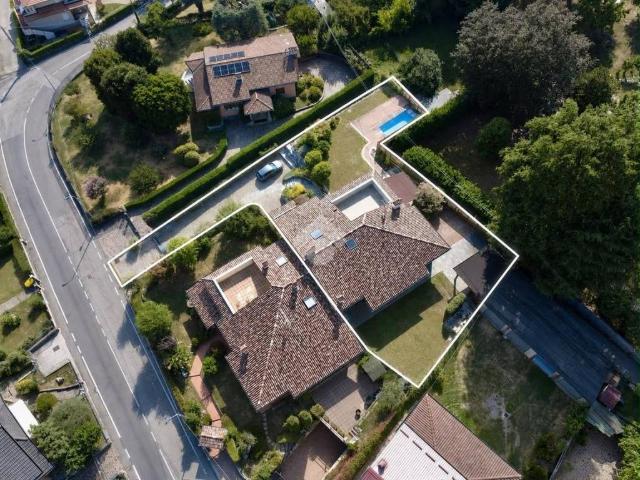 Villa in vendita a Caprino Bergamasco BG