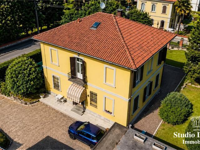 Villa in vendita a Carate Brianza