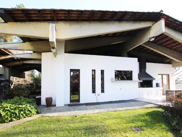Villa in vendita a Carate Brianza MB