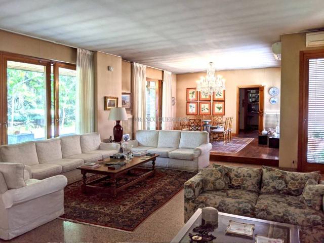 Villa in vendita a Carate Brianza MB
