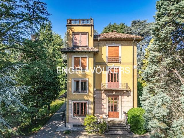 Villa in vendita a Carate Brianza MB