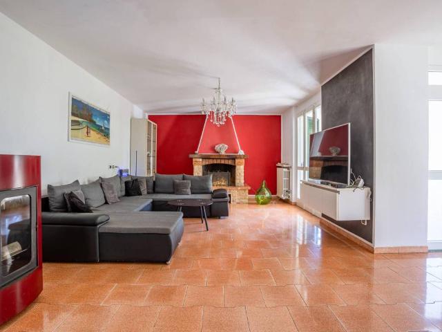 Villa in vendita a Caravate VA