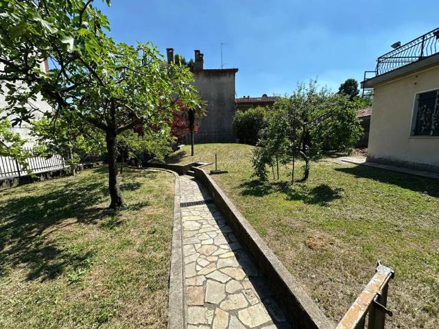 Villa in vendita a Caravate VA