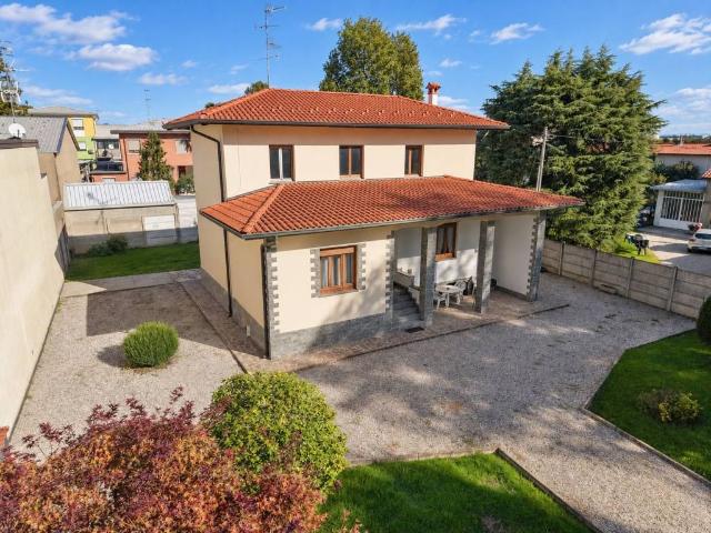 Villa in vendita a Caronno Pertusella VA