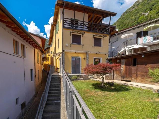 Villa in vendita a Carlazzo CO