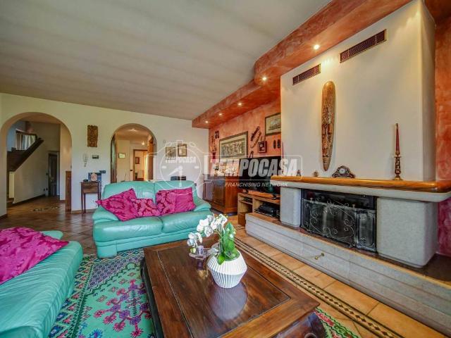 Villa in vendita a Carnago VA