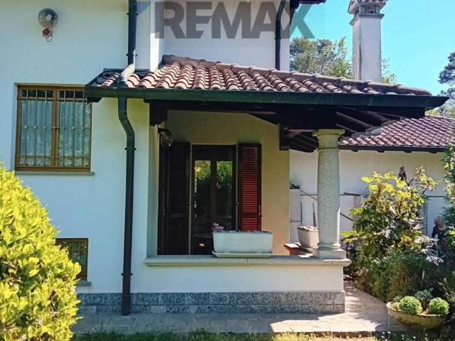 Villa in vendita a Carnago VA