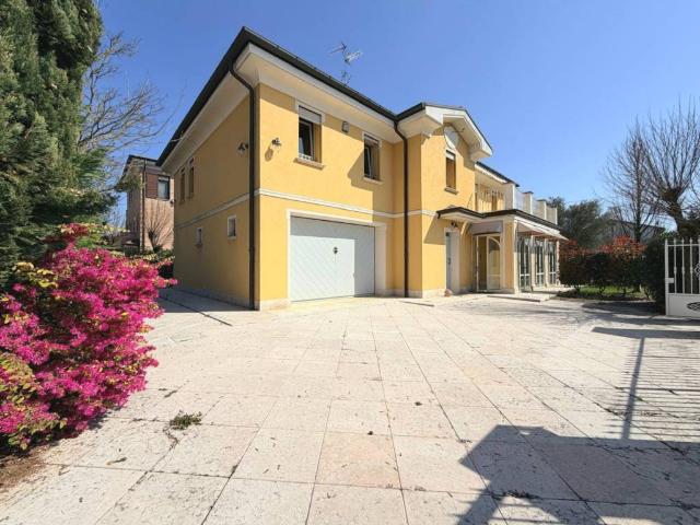Villa in vendita a Carpi MO