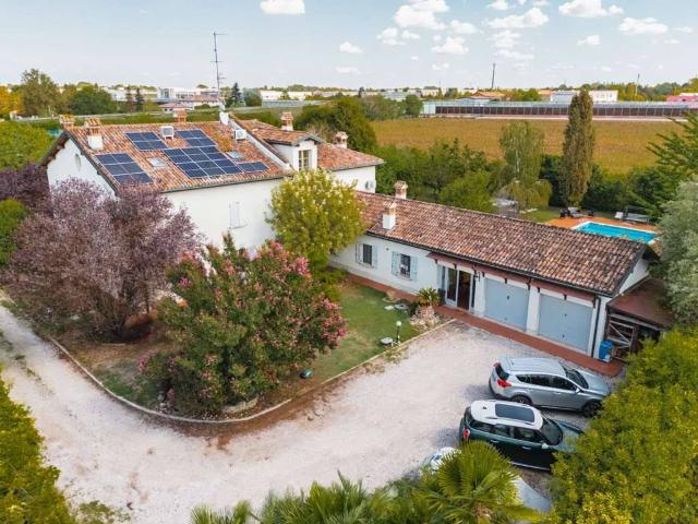 Villa in vendita a Carpi MO