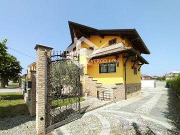 Villa in vendita a Carpignano Sesia NO