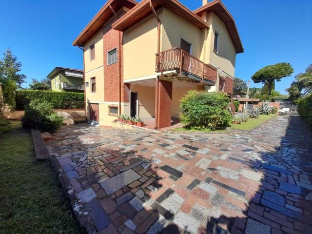 Villa in vendita a Carrara