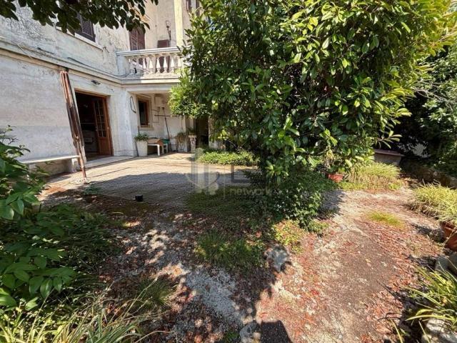 Villa in vendita a Carrara MS